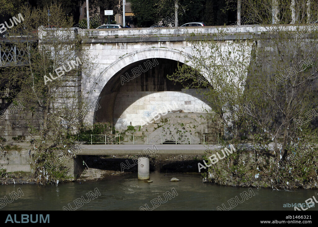 ITALIA. ROMA. Vista de la CLOACA MAXIMA, construida en época Romana. En primer término, las aguas del RIO TIBER.