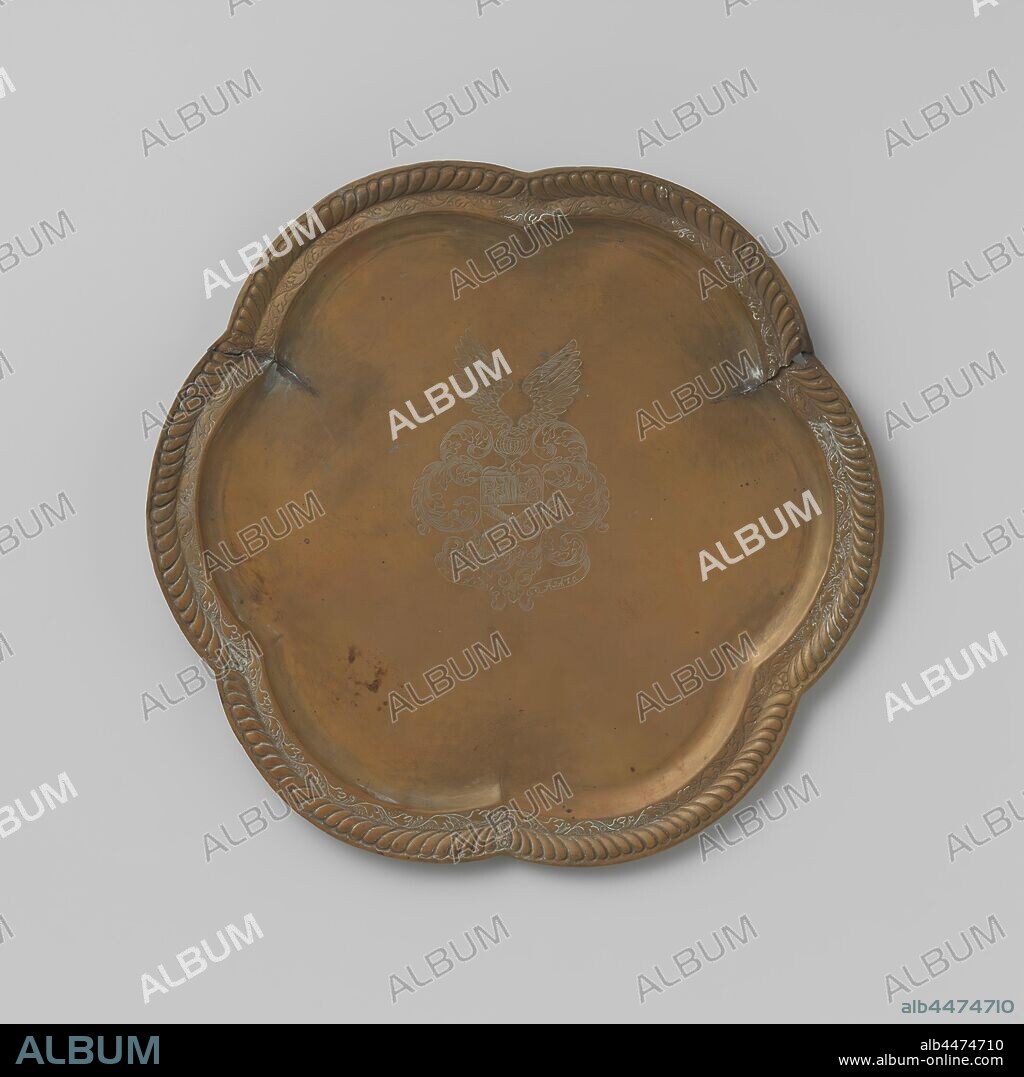 Bowl with coat of arms and motto 'per Ardua ad Astra', The bowl has the shape of a six-step passport with an equally raised edge. This is decorated with engraved scrollwork on a granulated background, driven alongside facing godron frames, which are interrupted by six rosettes. On the bottom an engraved coat of arms surrounded by leaf ornament with two six-pointed stars in the upper half and a slanting cross in the lower half. Above the coat of arms a helmet with two wings, below the coat of arms two banderoles with the motto 'per Ardua ad Astra'., anonymous, Batavia (possibly), c. 1725 - c. 1750, brass (alloy), tombac (alloy), engraving, h 1 cm × d 30.5 cm.