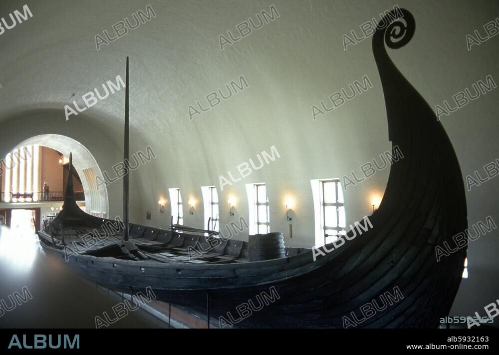 Gokstad ship, Viking, built 9th Century, 23,30 m long, 5,24 m wide).- Viking Ship Museum, Oslo.- Oslo, Norway.- Photo.-.