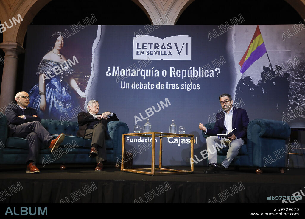 Seville, 03/29/2022. 'Monasticy or Republic? a debate of three centuries', in the cycle 'Letters in Seville VI'. Round table moderated by the director of ABC Cultural, Jesús García Calero, with the historians José Enrique Ruiz-Domenec and Manuel Álvarez Tardío. Photo: Raúl Doblado. ARCHSEV.