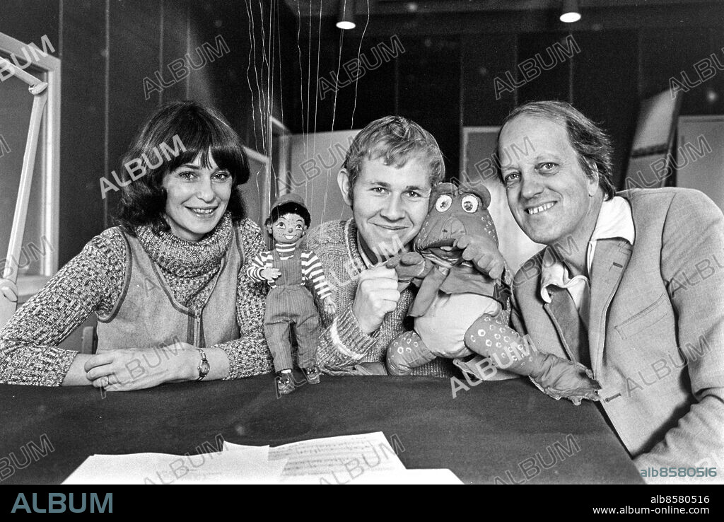 1971-09-15.. I samband med inspelningen av VECKANS TISDAG. Barnprogram i radion med Anita Lindman, Televinken och Grodan Boll.. Sänt under säsongen 1971.. Här ses från vänster tant Anita Lindman, Televinken, Televinkens röst som heter Ola Lundberg, Grodan Boll och Grodan Bolls röst Thomas Funck.. Foto: Bo-Aje Mellin / RiR / SVT / Kod: 5600. Bild och notis publ. i RiR 42/71 sid. 14.. RiR 20262 sv/v neg. Leende.