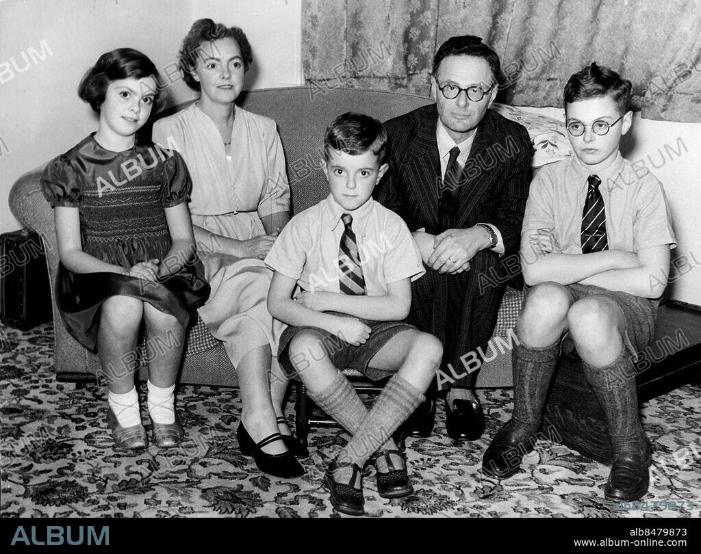 Orig. bildtext... NOBLE PRIZE WINNER AT HOME. Professor Hans Kreb of the department of bio-chemistry, Sheffield University, is Britain's second Nobel Prize winner this year. He is to share the prize for medicine with professor F.A. Lipmann of Harvard Medical School. Born in Germany, Dr. Kreb is now a British subject. He went to Sheffield University as a lecturer before the last war. In 1944 he was made a professor. An authority on chemical changes inside the living cells, he was runner-up for the medicine prize last year. Photo shows. Professor Hans Krebs with his family. His wife, and children, Paul, aged 14, (right)., Helen aged 11 (left)., and John, aged 8, (centre). Anm. Nobelpriset i medicin 1953 tillsammans med Fritz A Lipmann. Biokemist persons: Helen Krebs ;Hans A Krebs ;John Krebs ;Paul Krebs sites: STORBRITANNIEN.