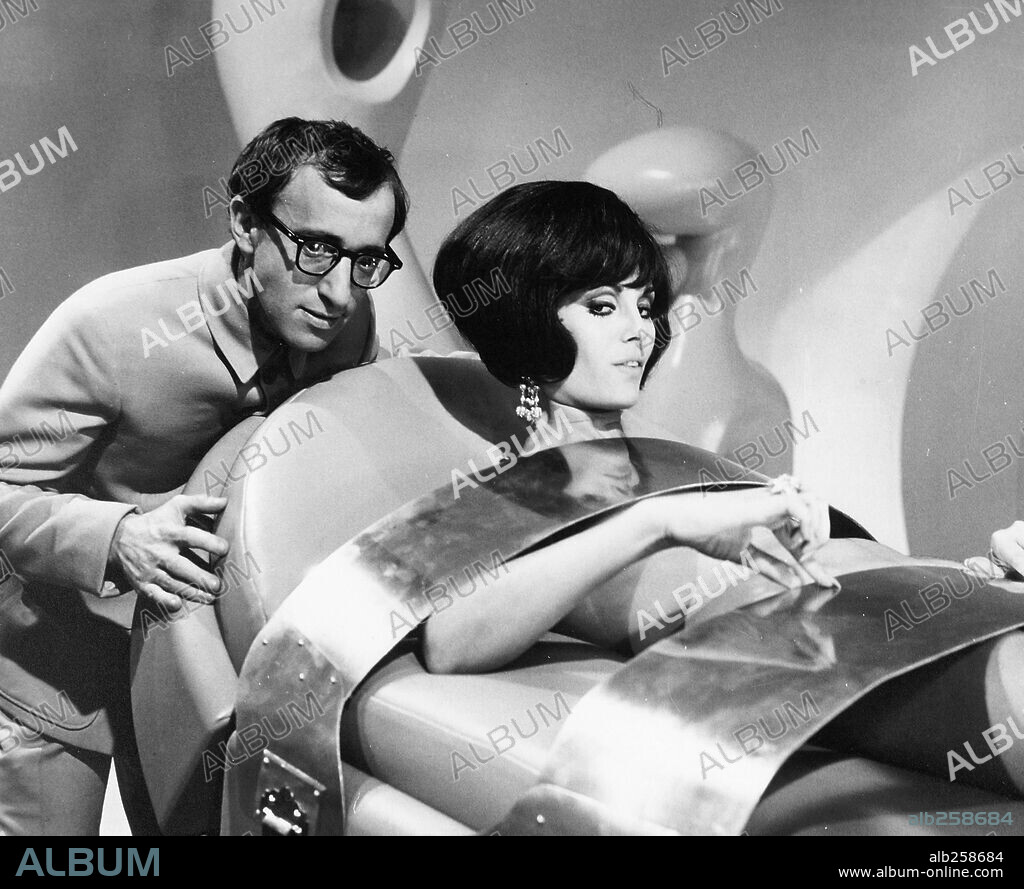 DALIAH LAVI y WOODY ALLEN en CASINO ROYALE, 1967, dirigida por JOHN HUSTON, KEN HUGHES, ROBERT PARRISH y VAL GUEST. Copyright COLUMBIA/FAMOUS ARTISTS.
