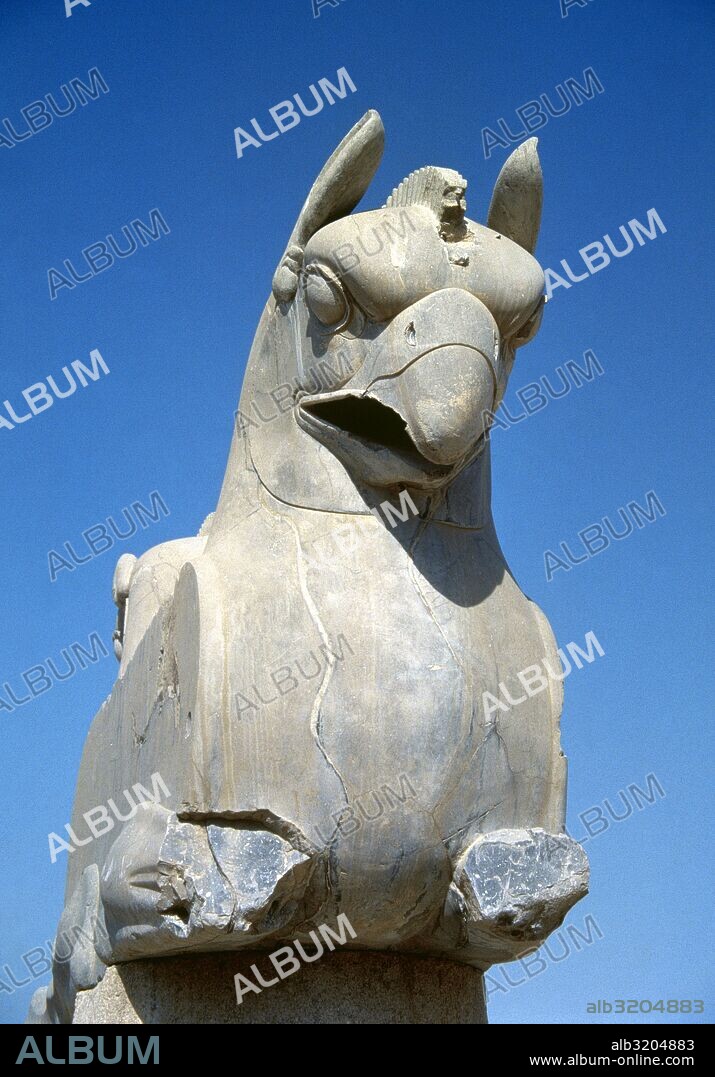 ARTE PERSA-AQUEMENIDA. PERSEPOLIS (TAKHT-E-JAMSHID). Ciudad palaciega iniciada en el 518 a. C. por orden de Dario I y destruida por Alejandro Magno en el 331 a. C. Detalle de un capitel en forma de GRIFO, fechado durante el reinado de Jerjes (486-465 a. C.). Se desconoce el edificio del palacio al que pertenecía. República Islámica de Irán.