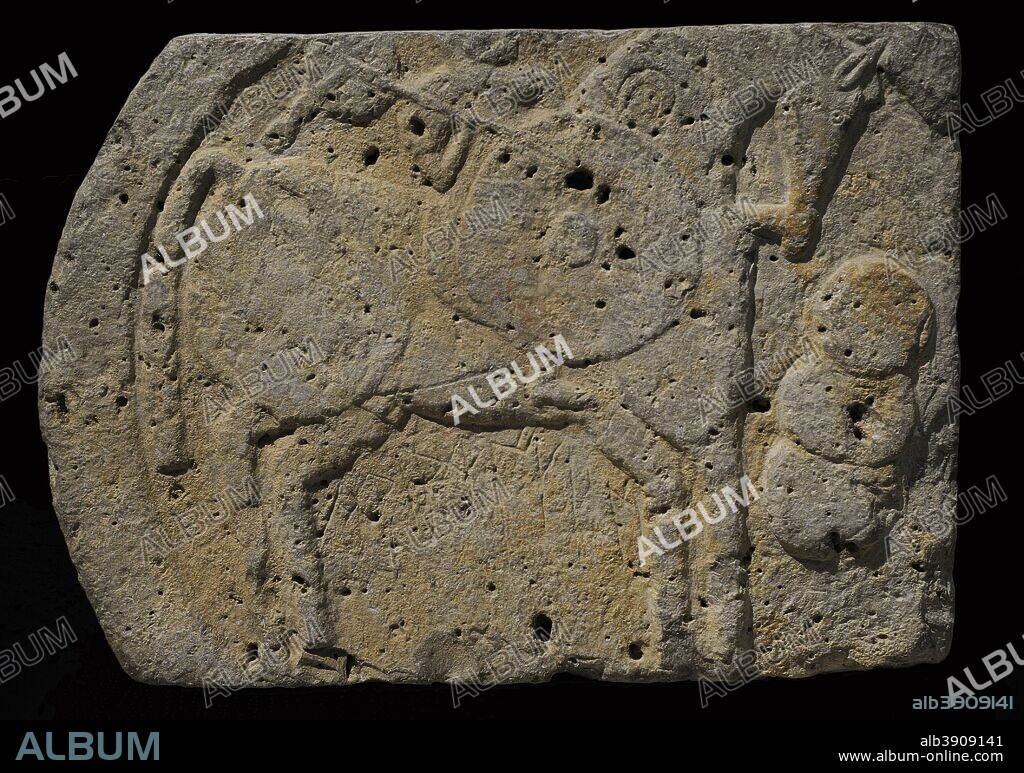 Estela celtibérica de Clunia. Estela funeraria con inscripción en escritura celtibérica occidental con la representación de un jinete. Siglo I a. C. Piedra caliza. Clunia, Coruña del Conde (provincia de Burgos). Museo Arqueológico Nacional. Madrid. España.