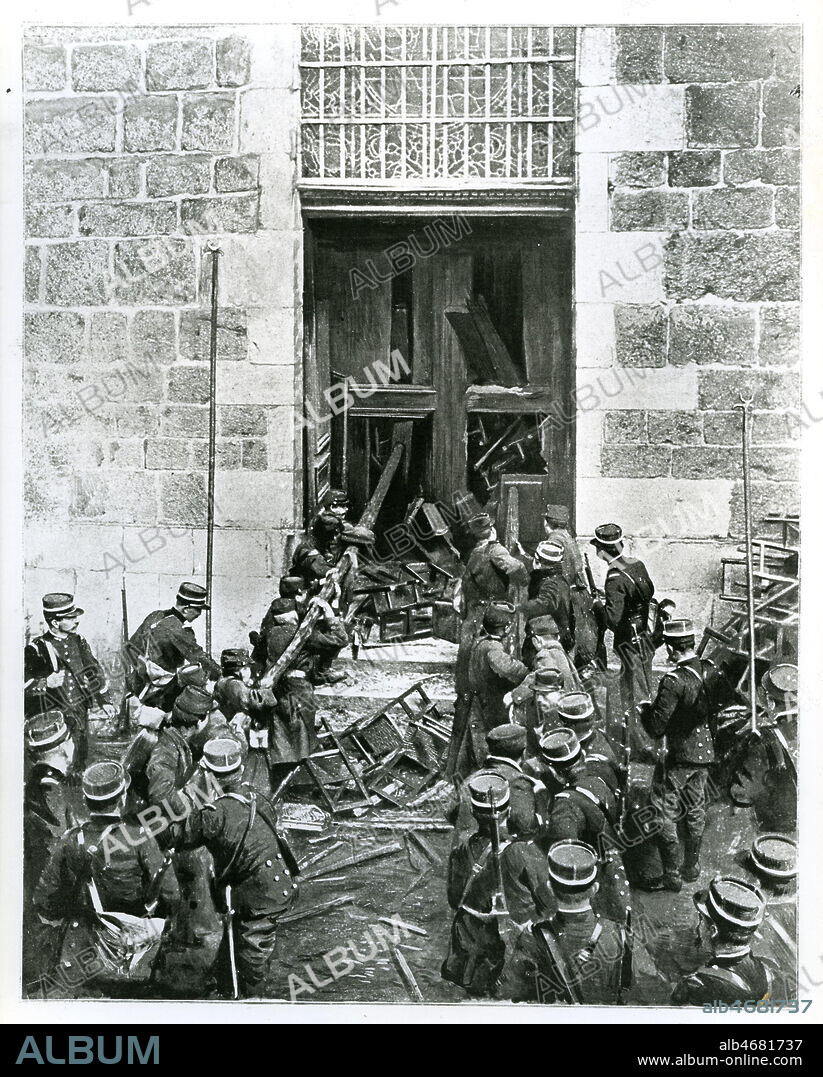 Inventaire a YSSINGEAUX, les gendarmes enfoncent la porte de l'eglise avec une poutre... Photo du 7 avril 1906. Credit Collection Kharbine Tapabor.