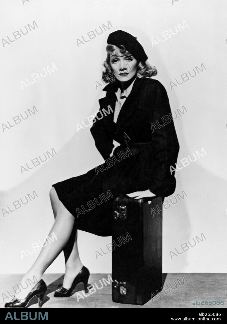 MARLENE DIETRICH in MANPOWER, 1941, directed by RAOUL WALSH. Copyright WARNER BROTHERS.