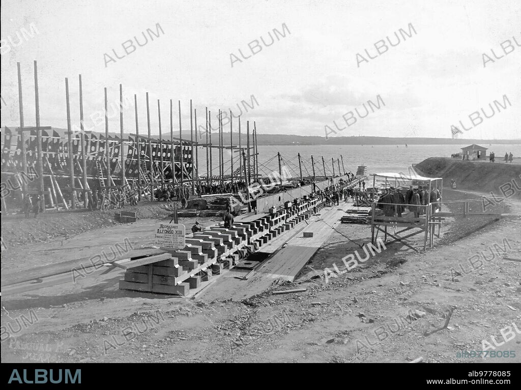 Febrero 1910. En el arsenal de el Ferrol. Colocación de la quilla del Acorazado "Alfonso Xiii", A la izquierda se ve el Acorazado "España" en construcción.