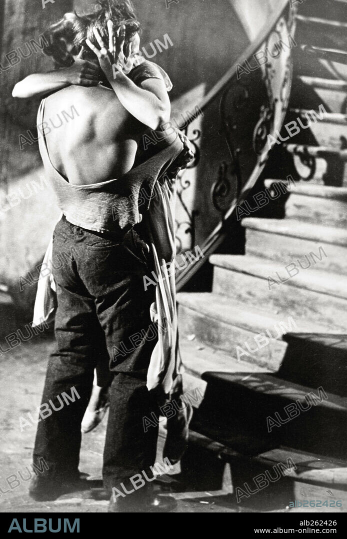 MARLON BRANDO and VIVIEN LEIGH in A STREETCAR NAMED DESIRE, 1951, directed by ELIA KAZAN. Copyright WARNER BROTHERS.