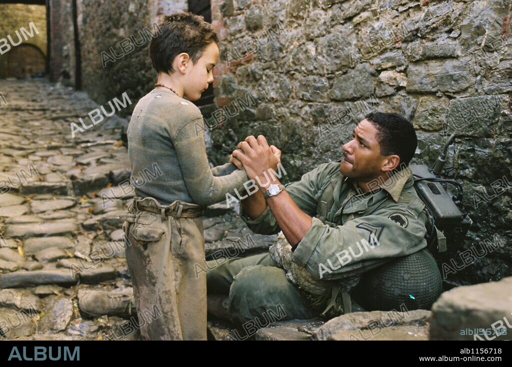 LAZ ALONSO and MATTEO SCIABORDI in MIRACLE AT ST. ANNA, 2008, directed by SPIKE LEE. Copyright 40 acres & A mule filmworks/ ONMyOwn/ Rai Cinema.