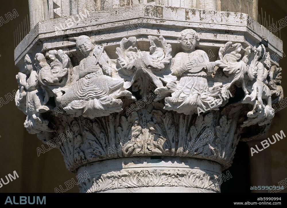 Venedig-Venezia (Veneto, Italien), Dogenpalast-Palazzo Ducale Figurenkapitell an den Erdgeschossarkaden der West-und Südfassade (Südfassade 2. Hälfte 14. Jh., Westfassade 1424-38).-Ausschnitt aus einem Kapitell mit Blattwerk und Musikern.-Foto, undat.