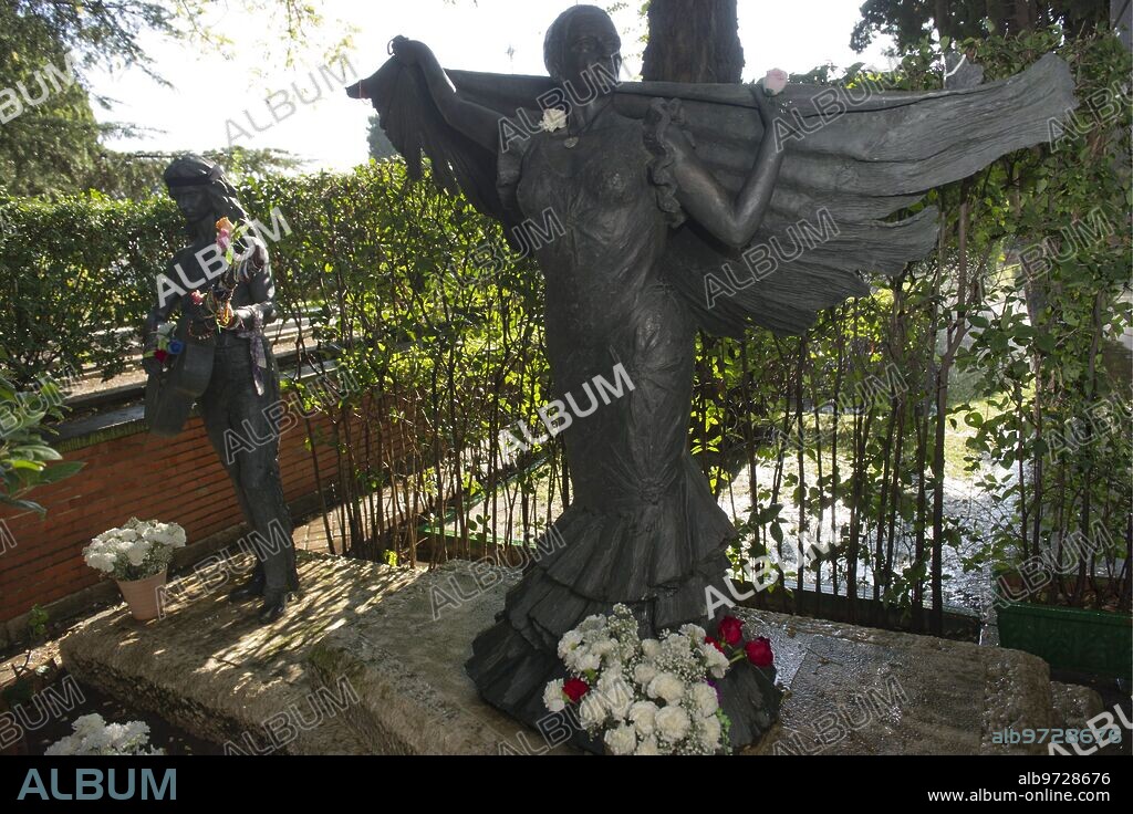 Madrid, 10/30/2011. Almudena Cemetery. All Saints' Day Eve. Mausoleum tomb of the Flores family: Lola, Antonio and "el Pescailla". Photo: of San Bernardo. Archdc.