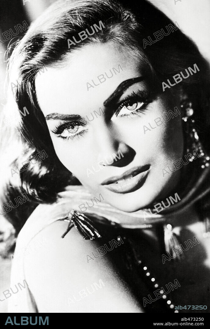 ANITA EKBERG en ZARAK, 1956, dirigida por TERENCE YOUNG.