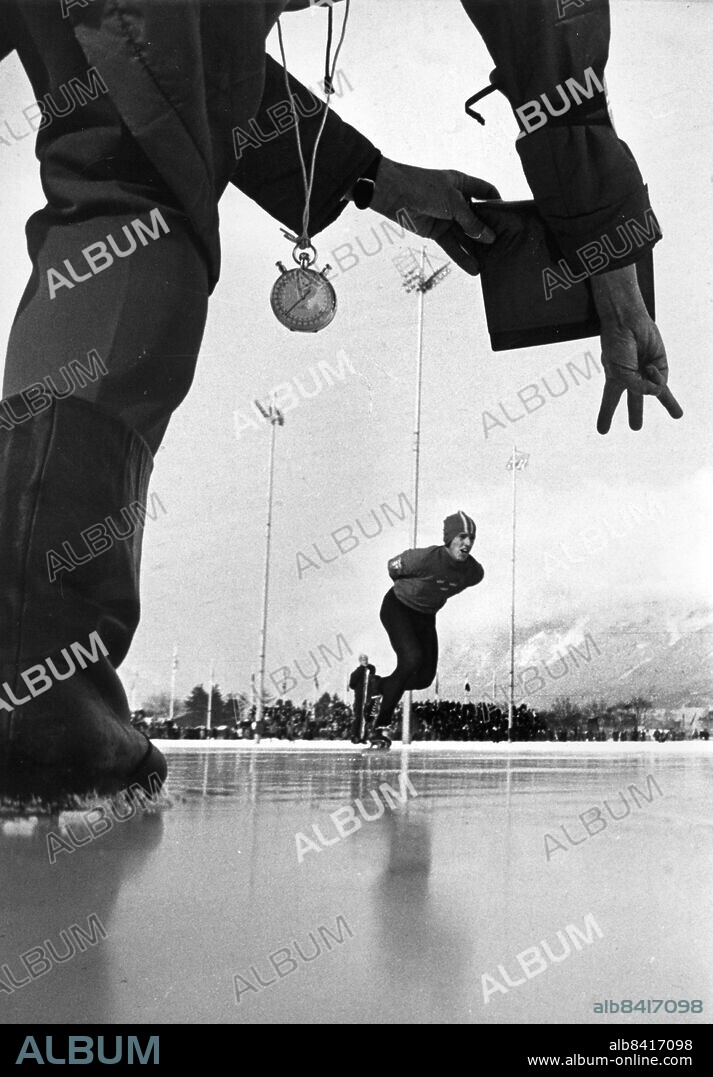 SEKLET-SPORT-60. ARKIV 1964 - Bild ur boken Plåtat s162. Jonny Nilsson tar OS-guld på 10000 meter skridskor i Innsbruck.. Foto: Ronny Karlsson Code:151. COPYRIGHT SCANPIX SWEDEN.