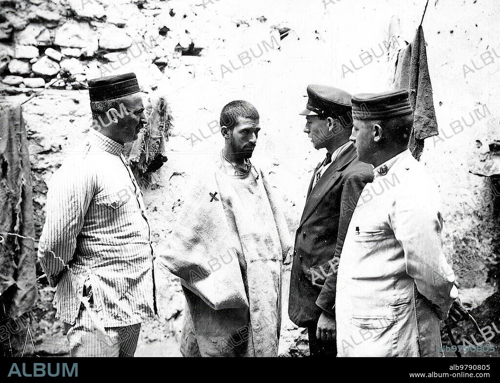 July 1913. A relative of Raisuli. Captain Mr. Vallariano, Lieutenant Mr. Alegría and the interpreter of the Arcila tabor Speaking with the nephew of Raisuli (X), prisoner of our Troops.