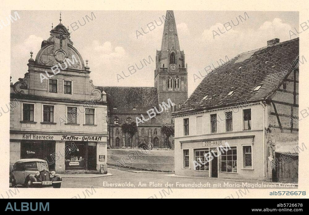 Eberswalde (Brandenburg), Maria-Magdalenen-Kirche. (gotische Backsteinkirche). "Eberswalde. Am Platz der Freundschaft mit Maria-Magdalenen Kirche". Fotopostkarte, o. J. (1930er Jahre?).