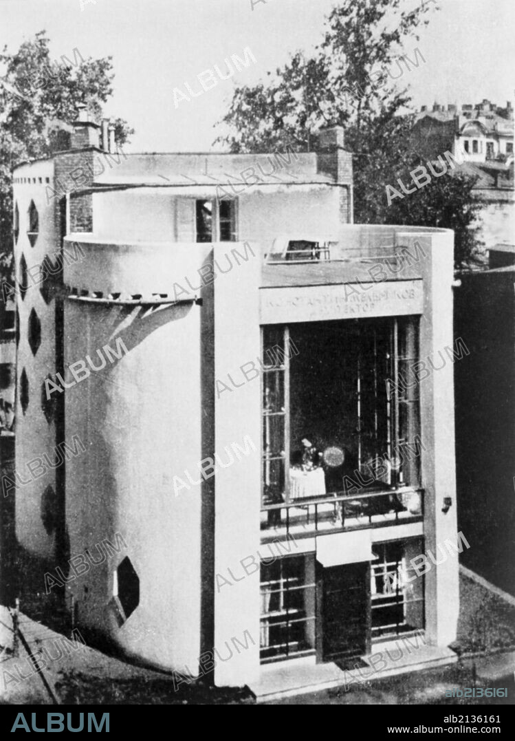 The house of architect konstantin melnikov, in 10 krivoarbatsky pereulok, which he designed in the late 1920s, moscow, ussr. 01/02/2013