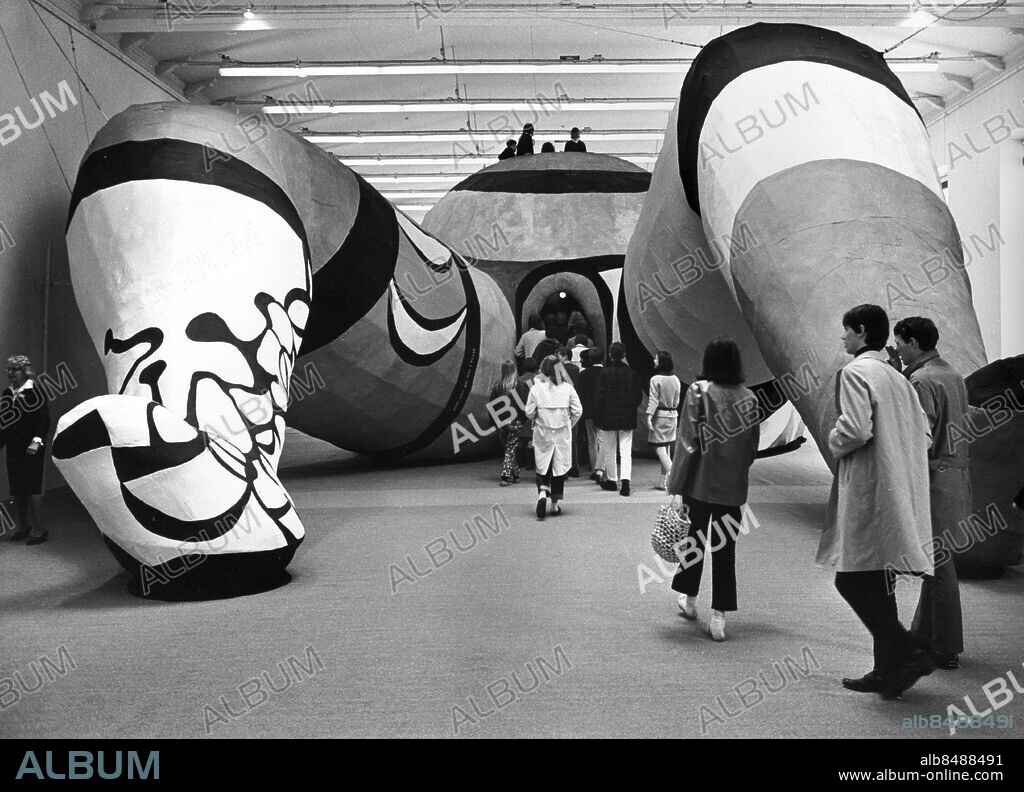 STOCKHOLM 1966 - Utställningen "Hon" på Moderna Museet i Stockholm av den franske konstnärinnan Niki de Saint-Phalle, Jean Tinguely och Per Olof Ultvedt väckte stor uppmärksamhet. Bilden publicerad i boken "Sextiotal" av Jan Lundgren. Foto: Arne Schweitz Kod: 1049 . COPYRIGHT SCANPIX SWEDEN.