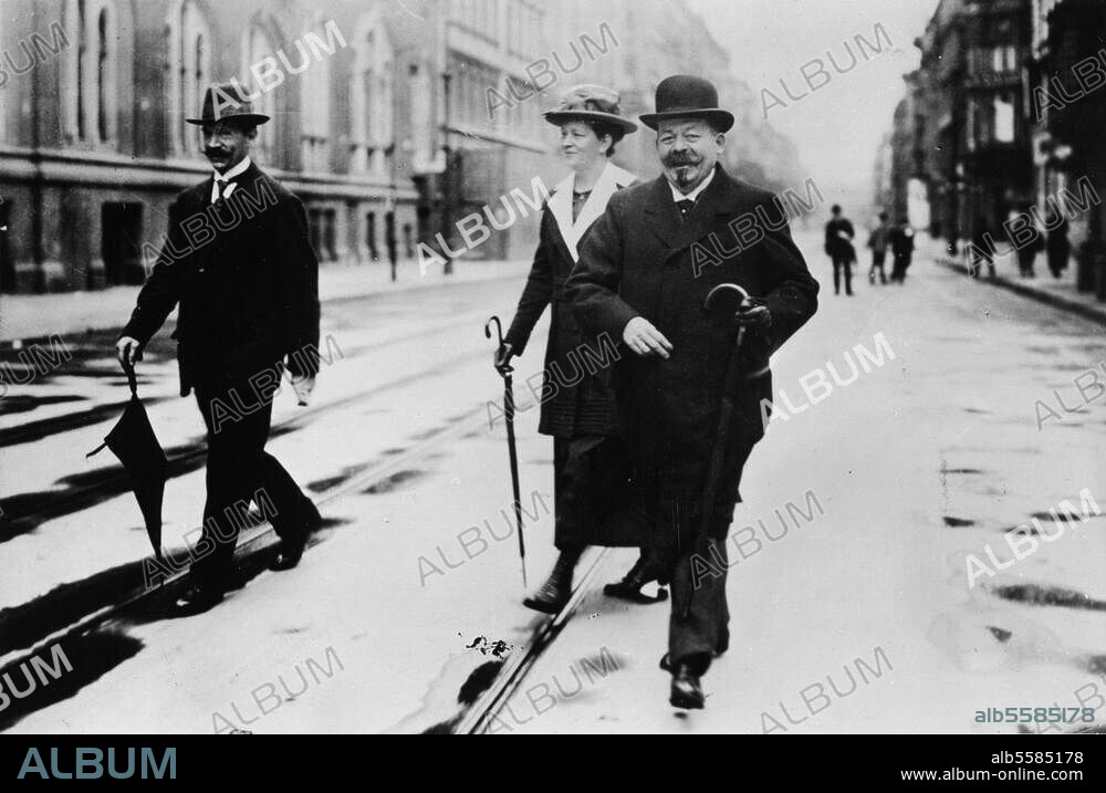 Ebert, Friedrich. 4.2.1871 (Heidelberg) - 28.2.1925 (Berlin). Politiker (SPD), Nov. 1918 Reichskanzler. 1919-1925 Reichspräsident. - Ebert mit seiner Gattin Louise in Berlin.- Foto, um 1920.