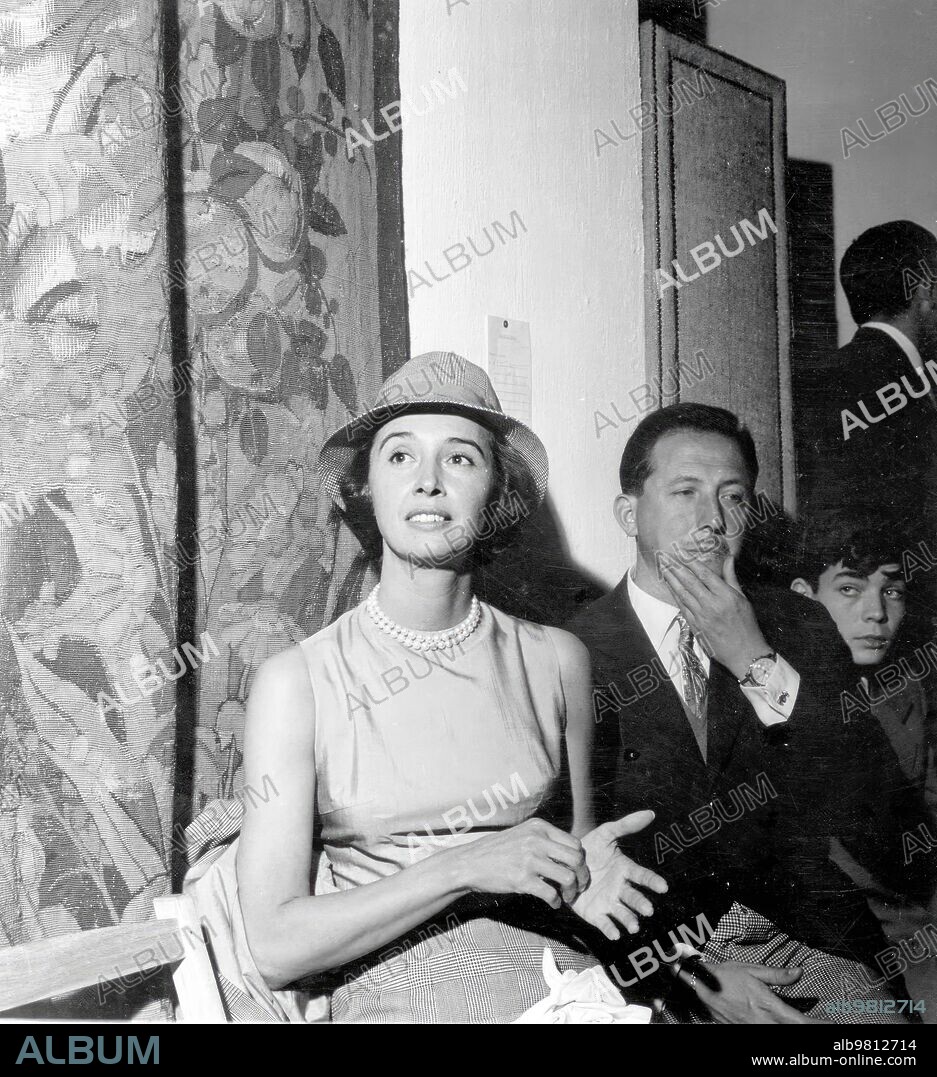 The Countess of Romanones at an auction of paintings for the benefit of the Victims of Agadir in 1959.