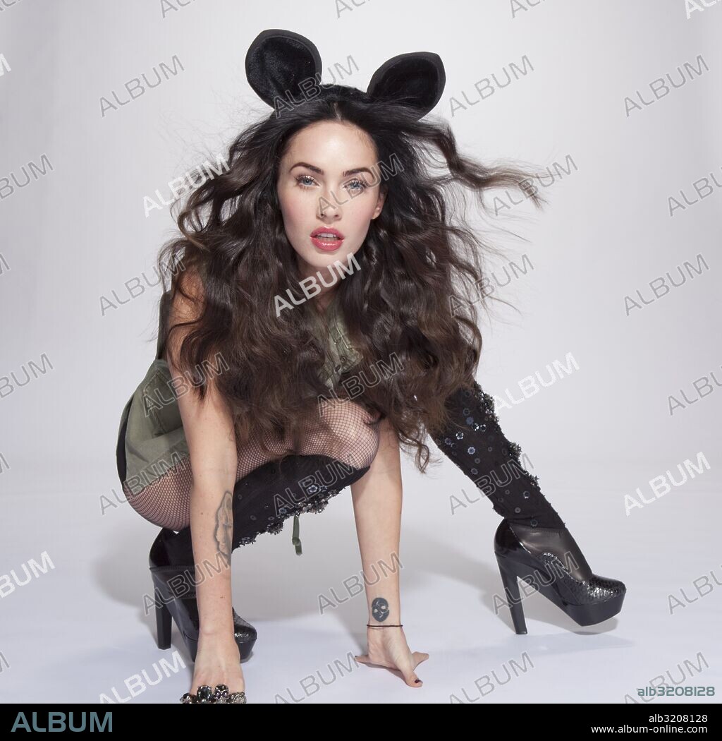 MEGAN FOX en SATURDAY NIGHT LIVE, 1975. Copyright NBC-TV. Megan Fox, 2010. Temporada 35 episodio 1.