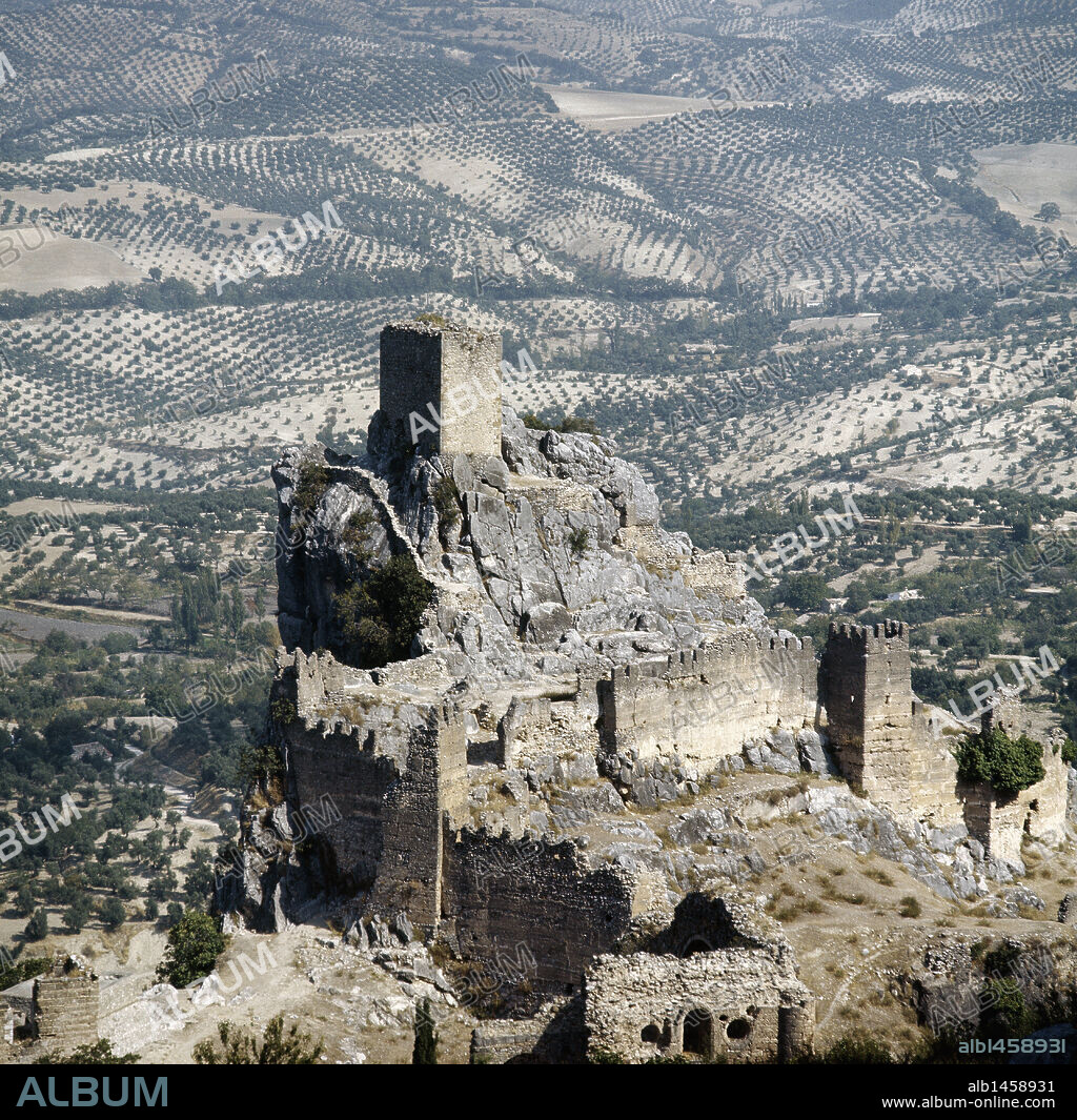ANDALUCIA. LA IRUELA. Panorámica del CASTILLO TEMPLARIO, situado sobre una roca. Provincia de Jaén. España.