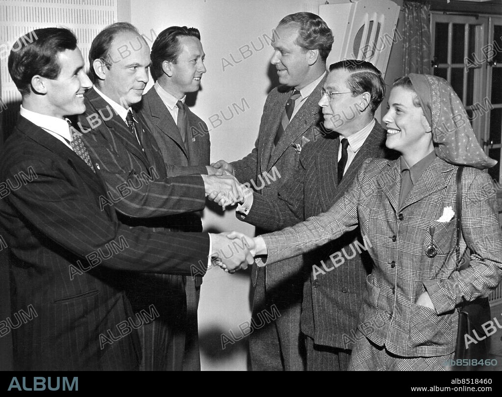1946-10-02.. VEM VET VAD?. Musikalisk frågesport i radion mellan skådespelare och idrottsmän.. Sänt första gången 1946-10-02.. Här ses från vänster idrottsmännen Rune Larsson, Samuel Norrby och Gösta Ölander samt skådespelarna Sten Lindgren, Karl Kinch och Sickan Carlsson.. Foto: Sören Hoffman / RiR / SVT / Kod: 5600. RiR sv/v. Mapp: RADIO-Diverse program Mapp 4 Frågesporter 1946 L9. Handslag Handen i fickan.