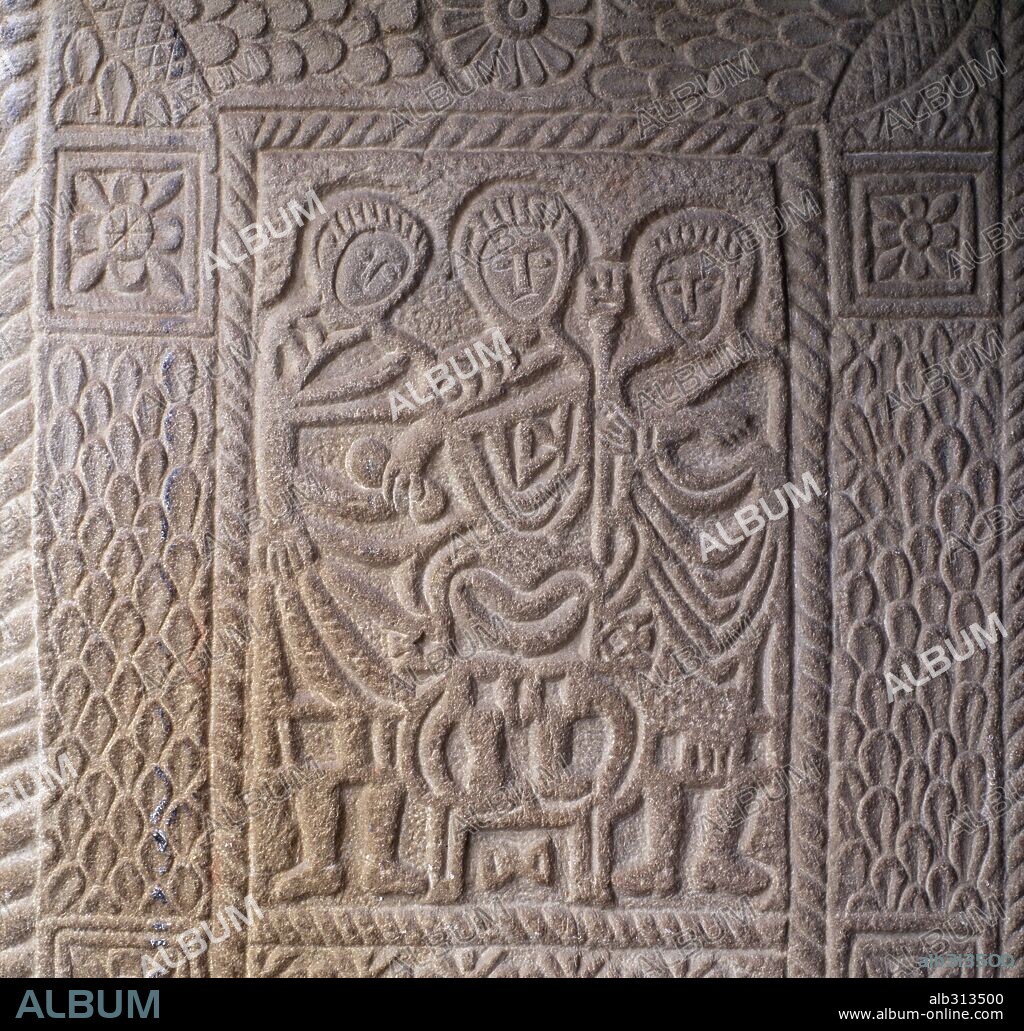 San Miguel de Lillo. Provincia de Oviedo. Grabado en el arco de la entrada, nombramiento de un cónsul.