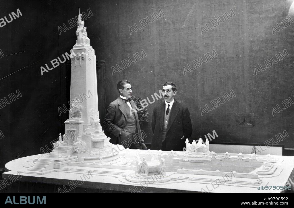 Madrid, octubre de 1915. - Los Sres. Anasagasti, arquitecto, e Inurria, escultor, y su proyecto de monumento a Cervantes para la plaza de España de Madrid, que fue premiado por el jurado y que figuraría en el concurso definitivo. El proyecto no fue llevado a cabo.