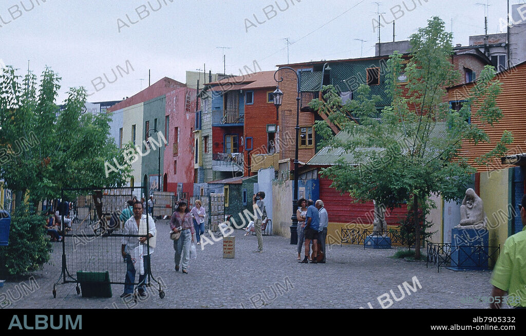 CASAS TIPICAS EN MADERA PINTADAS DE COLORES EN LA CALLE CAMINITO.