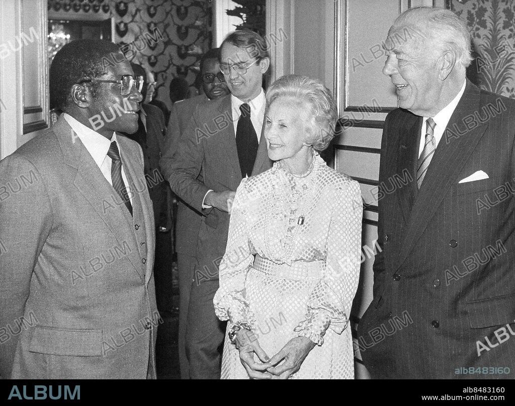STOCKHOLM 1981-09-24. Prins Bertil och prinsessan Lilian välkomnar Zimbabwes premiärminister Robert Mugabe till en lunchbjudning på Stockholms slott 24:e september 1981, i kungaparets frånvaro som ännu inte har hunnit hem från statsbesöket i Kina.. Foto: Olle Lindeborg / TT / Kod: 190.