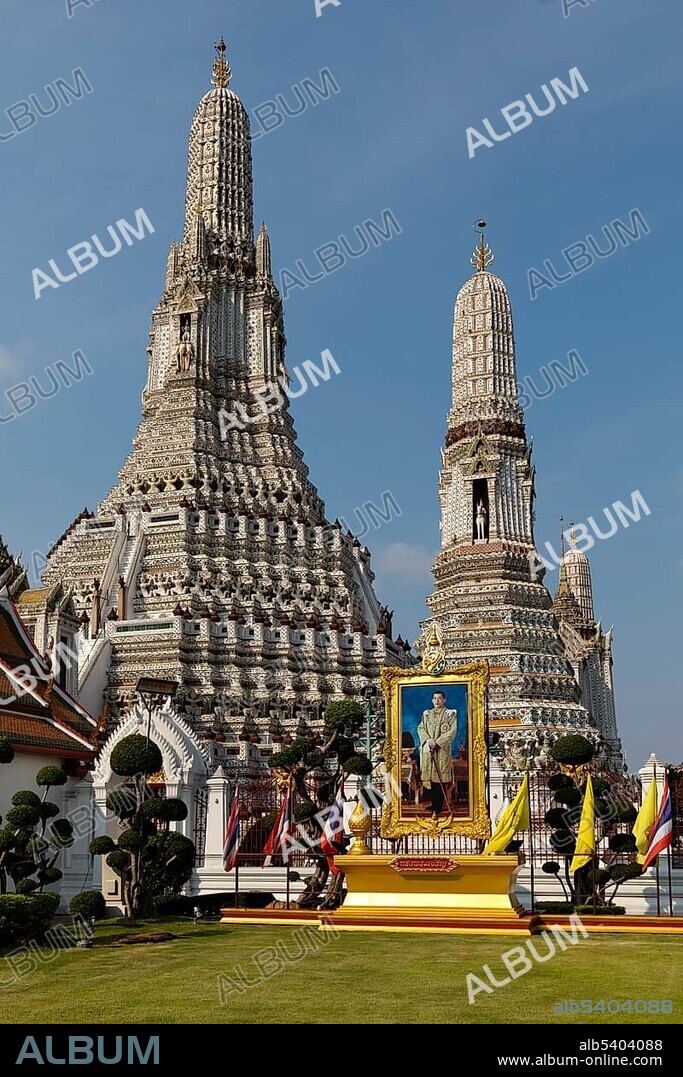 Wat Arun, Temple of Dawn, Phra Prang, Main Tower, Image of King Maha Vajiralongkorn, Bangkok Yai District, Thonburi, Bangkok, Thailand, Asia.