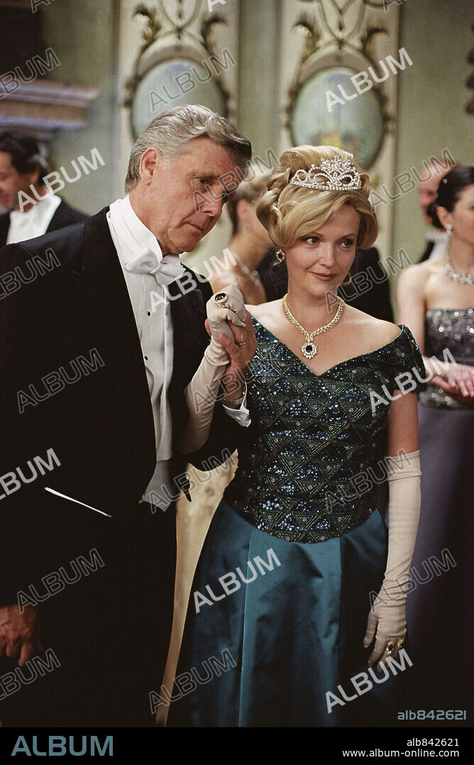 JAMES FOX and MIRANDA RICHARDSON in THE PRINCE AND ME, 2004, directed by MARTHA COOLIDGE. Copyright PARAMOUNT PICTURES / VOSMIKOVA, ISABELLA.