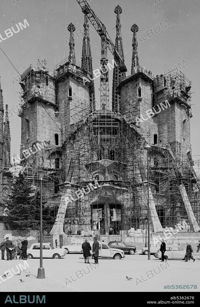 ANTONI GAUDÍ. Sagrada Familia (Passion Facade under construction), 28-03-1969.