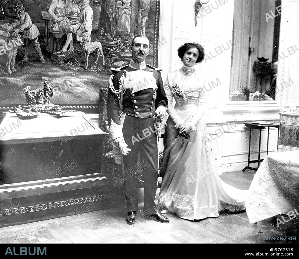 17 junio 1909. Madrid, las dos Bodas Aristocráticas de Ayer. La Srta. Casilda Figueroa, Hija del Conde de Romanones, y el duque de Pastrana, A su regreso de la iglesia del sagrado Corazón, donde se celebro su Matrimonio.