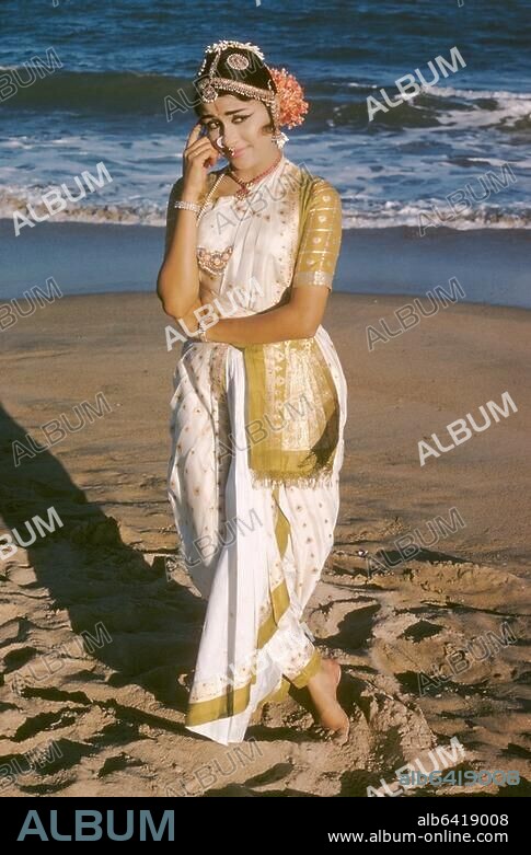 Völkerkunde / Indien / Tanz / Bharatanatyam (klassischer indischer Tanzstil in Südost-Indien). /-Am Strand von Madras (Tamil Nadu): Die Bharatanatyam-Tänzerin Chandrakala bei einer erzählerischen, durch Mimik und Körperhaltungen ausgedrückten Sequenz.-/ Foto, März 1966.