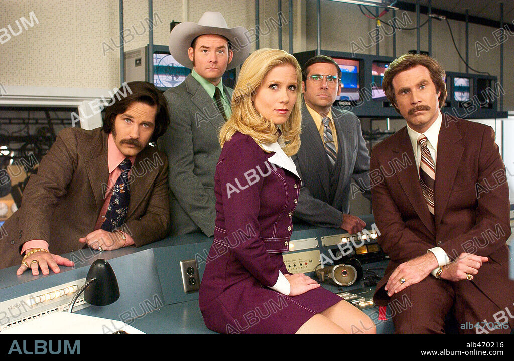 CHRISTINA APPLEGATE, DAVID KOECHNER, PAUL RUDD, STEVE CARELL and WILL FERRELL in ANCHORMAN: THE LEGEND OF RON BURGUNDY, 2004, directed by ADAM MCKAY. Copyright DREAMWORKS SKG / MICHAELS, DARREN.