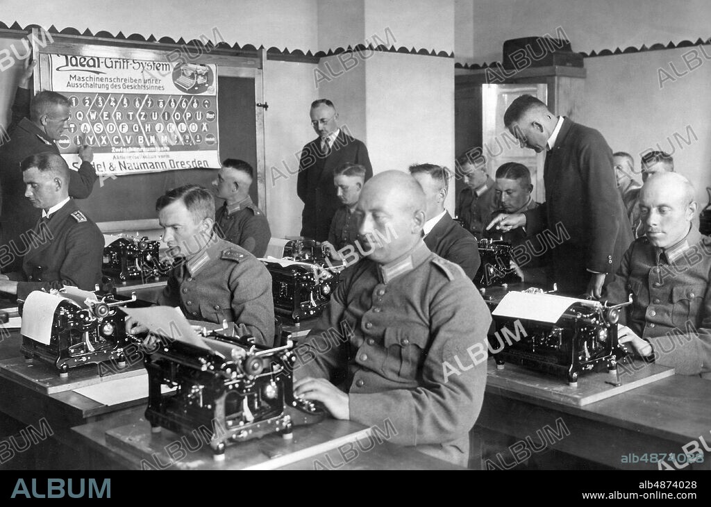 GERMANY SWINEMÜNDE 1921. Orig, caption ... PREPARATION FOR THE CIVIL PROFESSION AT THE GERMAN MARINE. In Swinemünde, a higher naval school was established in 1921, which serves the preparation of sailors for the civilian professions. Of course, the learner also benefits from the school visitors during the military service. Relatives of the Wehrmacht in stenotyping lessons. Photo: AB Text & Bilder / SVT / Code: 5600 Folder: Office environments -1939 385 B1 Swinemünde - from 1945 Swinoujscie in Poland. The German navy prepares its soldiers for civil society. Retraining sites: SWINEMÜNDE; GERMANY PhotoDate: 1921 - ?? - ??.