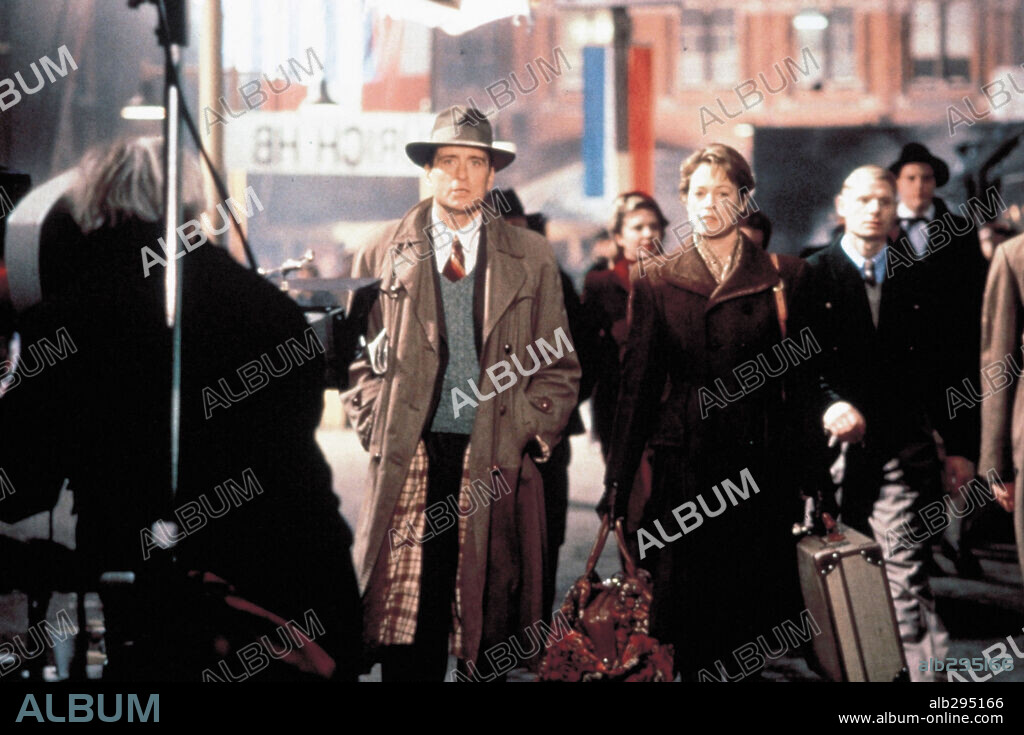 MELANIE GRIFFITH and MICHAEL DOUGLAS in SHINING THROUGH, 1992, directed by DAVID SELTZER. Copyright 20TH CENTURY FOX.