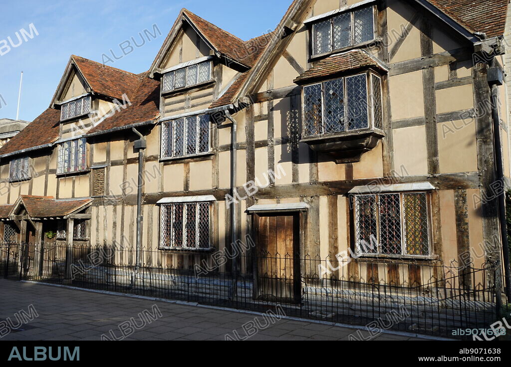 Shakespeare's birth place, Stratford-Upon Avon, England. 16th century half-timbered house in Henley street which is where William Shakespeare spent his childhood.