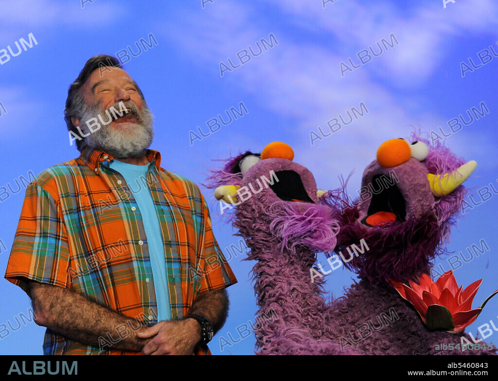 ROBIN WILLIAMS in SESAME STREET, 1969, directed by JIM HENSON and JON STONE. Copyright Children's Television Workshop / HYMAN, ZACH. 42nd season.