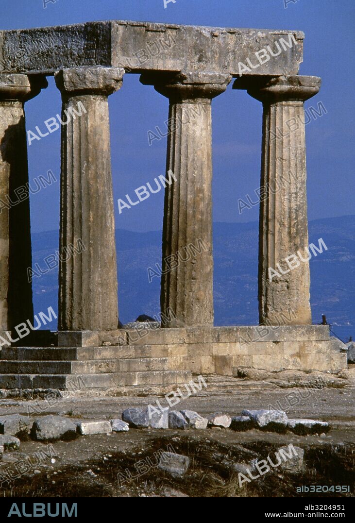 TEMPLO DE APOLO. Construido a mediados del siglo VI a. C., es un templo períptero, del que se conservan en pie 7 de sus 38 columnas dóricas, en parte arquitrabadas. Vista de tres de sus columnas. CORINTO. Grecia.