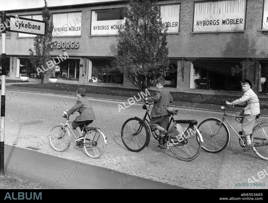 Barn barnen i trafiken i Malmö 1952.. Pojkar killar cyklar i bredd utanför Nyborgs möbler på Lantmannagatan i Malmö.. Foto: Sydsvenskan / IBL Bildbyrå.