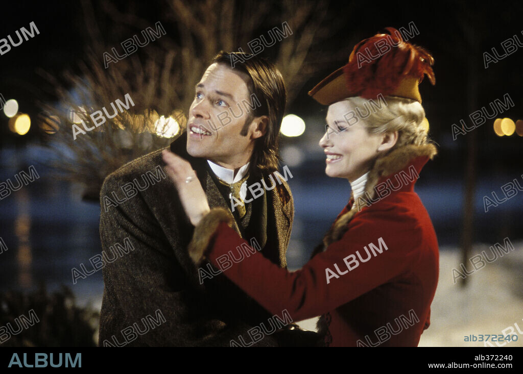 GUY PEARCE y SIENNA GUILLORY en LA MÁQUINA DEL TIEMPO, 2002 (THE TIME MACHINE), dirigida por SIMON WELLS. Copyright DREAMWORKS SKG/WARNER BROS.