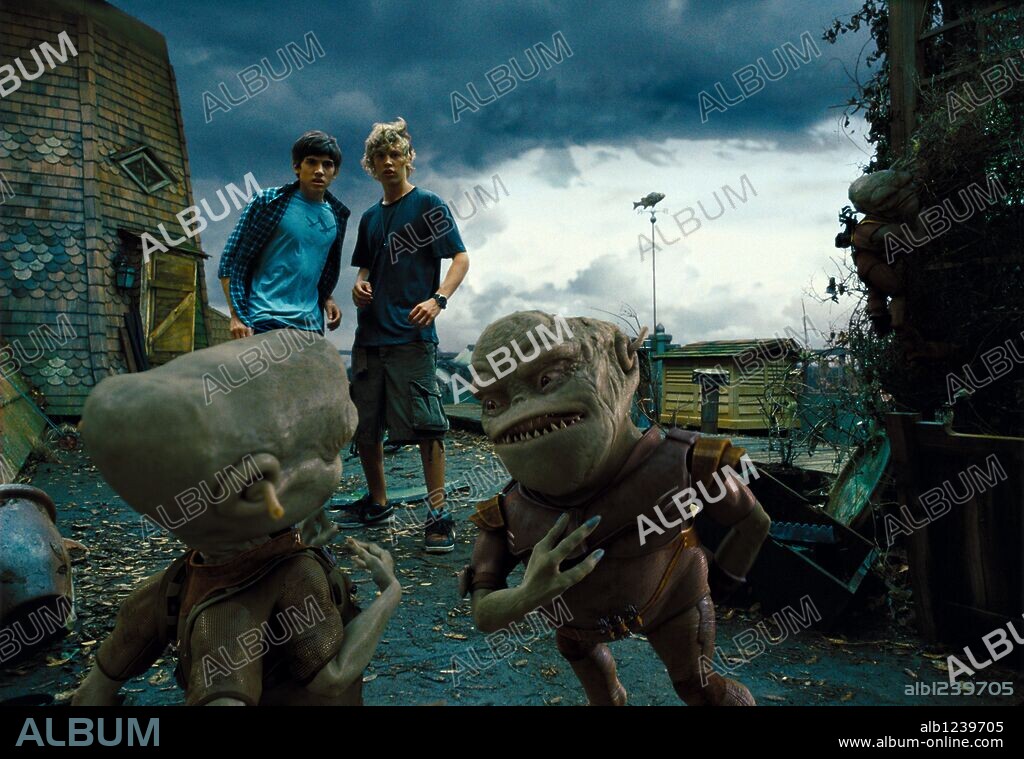 AUSTIN BUTLER y CARTER JENKINS en PEQUEÑOS INVASORES, 2009 (ALIENS IN THE ATTIC), dirigida por JOHN SCHULTZ. Copyright 20TH CENTURY FOX.