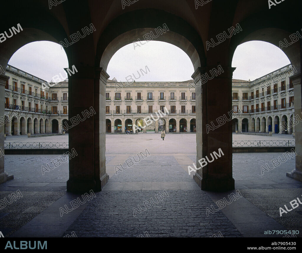 JUAN ANTONIO OLAGUIBEL (1752-1818). PLAZA NUEVA A TRAVES DE LOS ARCOS DE MEDIO PUNTO DE LOS PORTICOS XVIII.