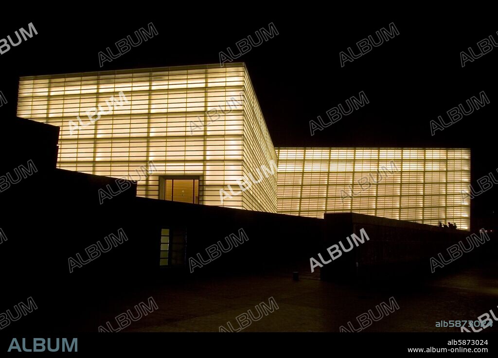 Donostia / San Sebastian;  edificios del "Kursaal" en el barrio de El Gros (arquitecto Rafael Moneo); sala de Auditorio y Palacio de Congresos.