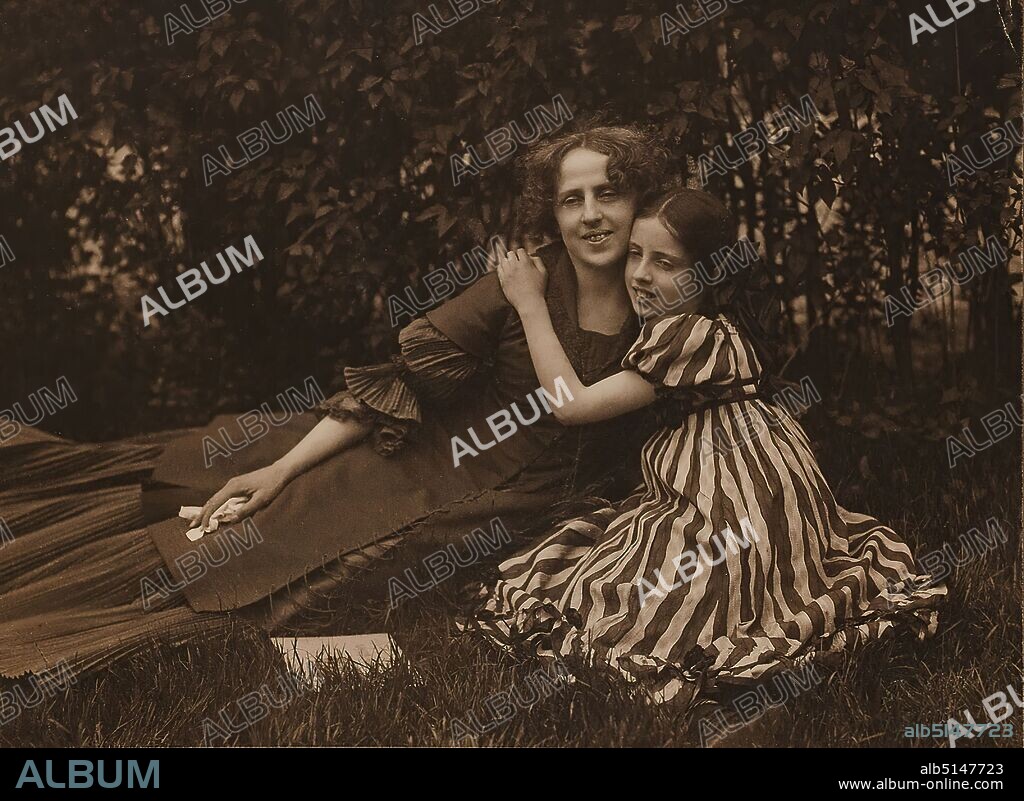 Rudolph Dührkoop, wife Peter Behrens and daughter in the garden, paper, platinum printing, image size: height: 16,60 cm; width: 22,30 cm, dry stamp: recto, Dührkoop, 1908; recto u. r. on the light brown paper: Rudolph, Dührkoop, Hamburg, inscribed and dated: recto u. Right on the paper in handwriting in green crayon: 1908 Frau Peter Behrens u Tochter im Garten ; verso and on the dark brown paper in handwriting in lead: Frau Professor Peter Behrens, May 1908 Dührkoop Hamburg, below in handwriting in blue ballpoint pen: reproduced: PL 31531, stamp: verso and on the brown paper: portrait photography, daughter, mother, garden, portrait, woman, girl, Lilli Behrens.