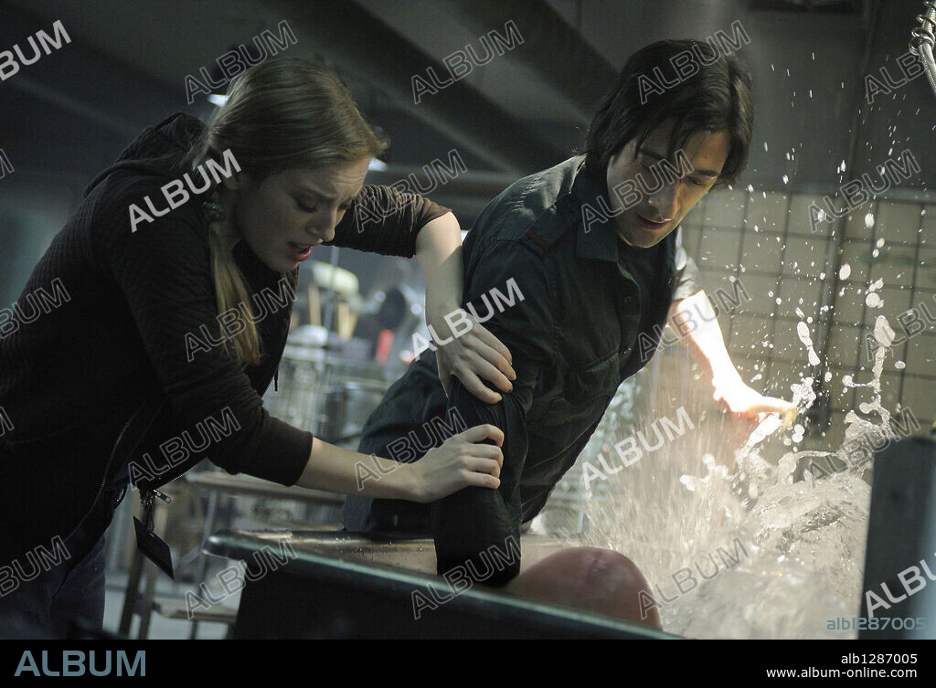 ADRIEN BRODY y SARAH POLLEY en SPLICE: EXPERIMENTO MORTAL, 2009 (SPLICE), dirigida por VINCENZO NATALI. Copyright GAUMONT.