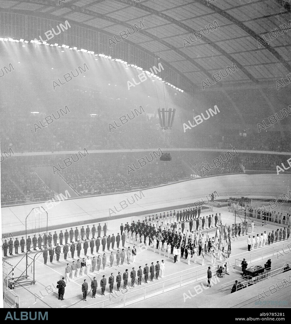 Madrid, 25/02/1960. Inauguración del Palacio de Deportes de Madrid una vista del Palacio de Deportes de Madrid, el mayor de los recintos deportivos cerrados construidos hasta entonces en España. Se celebró una exhibición de todas las modalidades del deporte que se podían celebrar: ciclismo, hípica,  hockey sobre patines, baloncesto, balonvolea, tenis, bolos, atletismo, gimnasia, esgrima, boxeo, lucha, etc. Formaron  los atletas que intervinieron, escogidos por cada Federación entre las figuras más representativas de España.